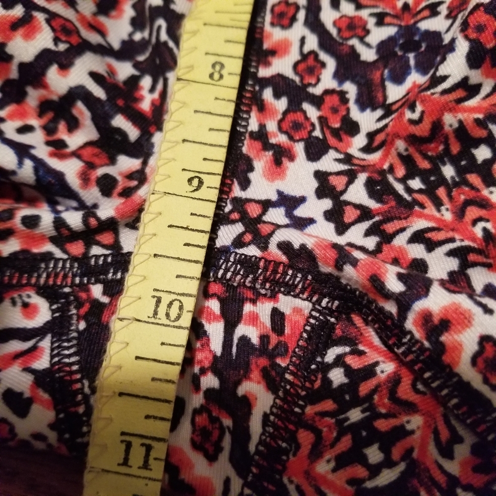 Athleta Small Mid-Rise Patterned Capri Leggings - image 6